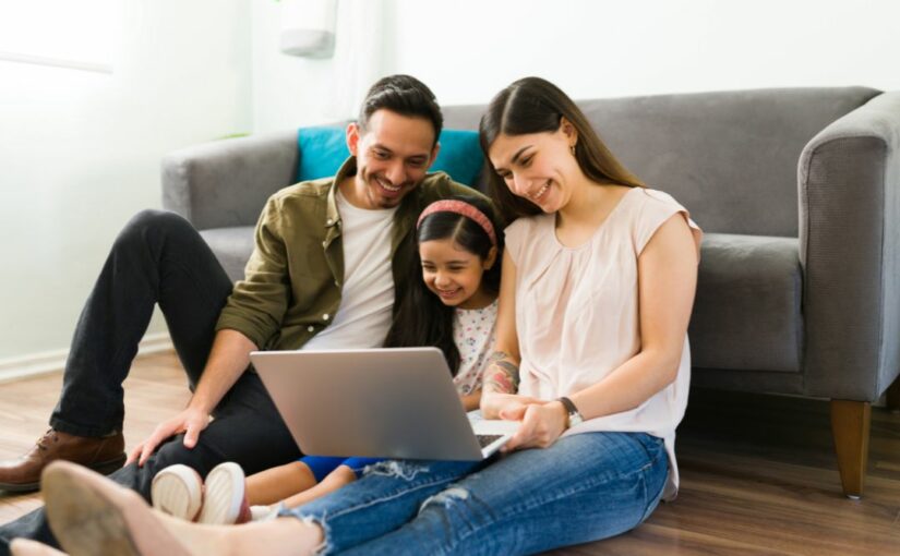 Family teaching kid to use the computer