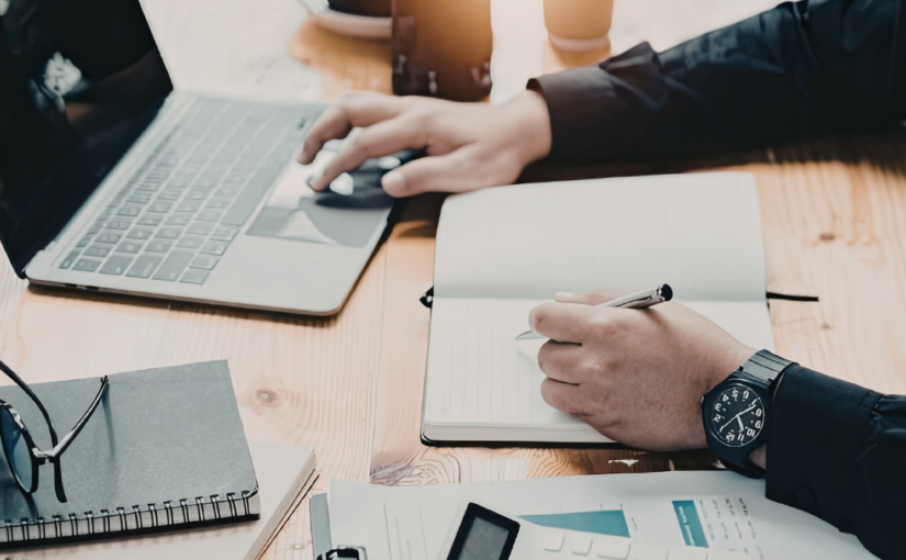 Efficient freelance workflow with iStratus shown on a laptop displaying client projects, task lists, deadlines, and organized notes.