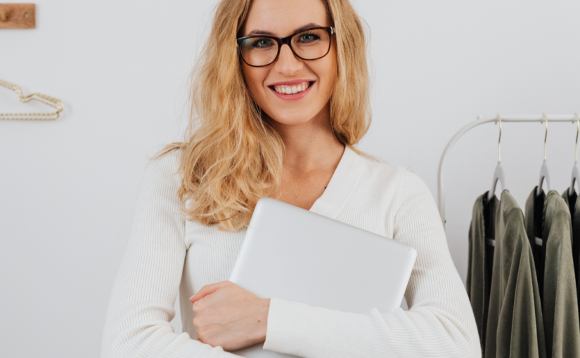 Entrepreneur using iStratus to stay focused with organized tasks, notes, and files in one dashboard